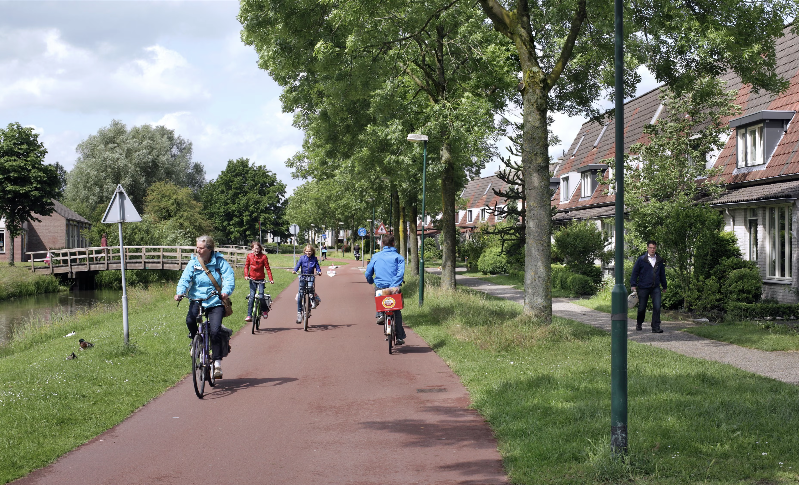 A cycle route and a footpath in a residential area of Houten